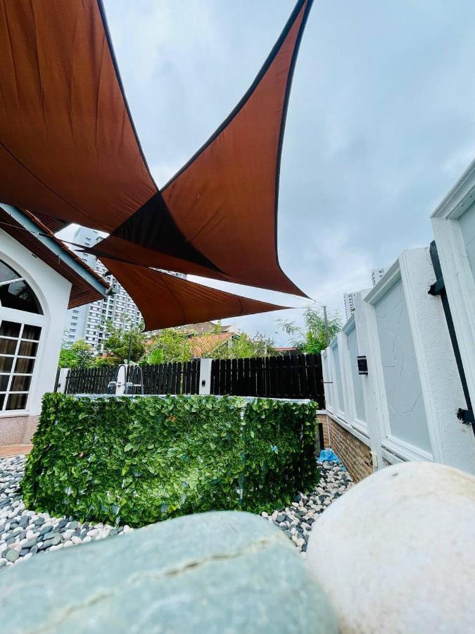 Trendy Family Getaway By Stayco - Mini-Pool, Outdoor Cinema, Air Loft, Ps4, Ktv - Just 2 Mins To Beach! Batu Feringgi Exteriör bild