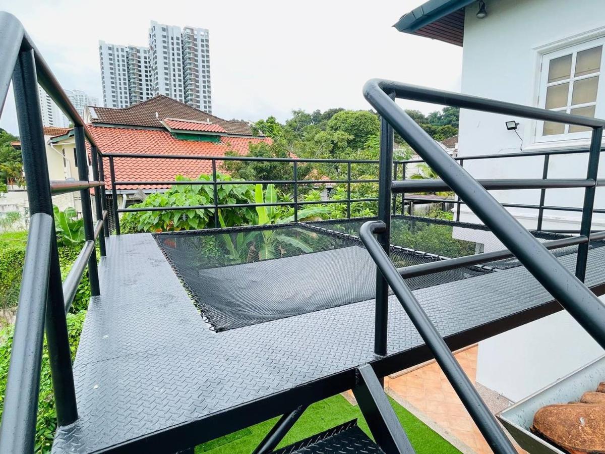 Trendy Family Getaway By Stayco - Mini-Pool, Outdoor Cinema, Air Loft, Ps4, Ktv - Just 2 Mins To Beach! Batu Feringgi Exteriör bild